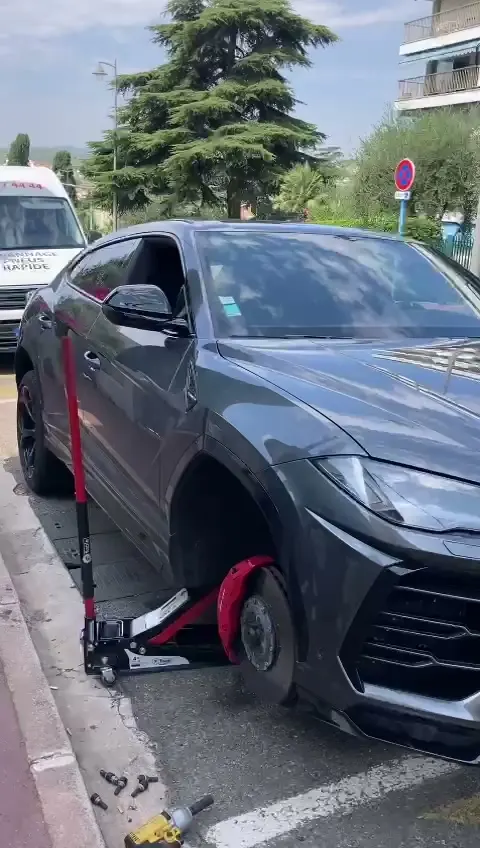 Véhicule relevé pendant un changement de roue