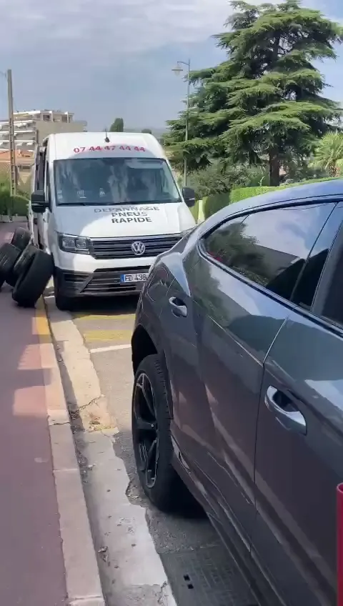 Technicien intervenant sur une roue