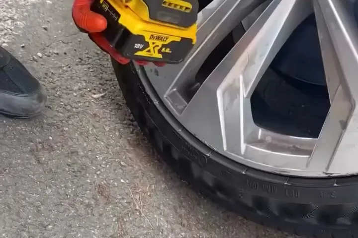 Technicien intervenant sur une roue
